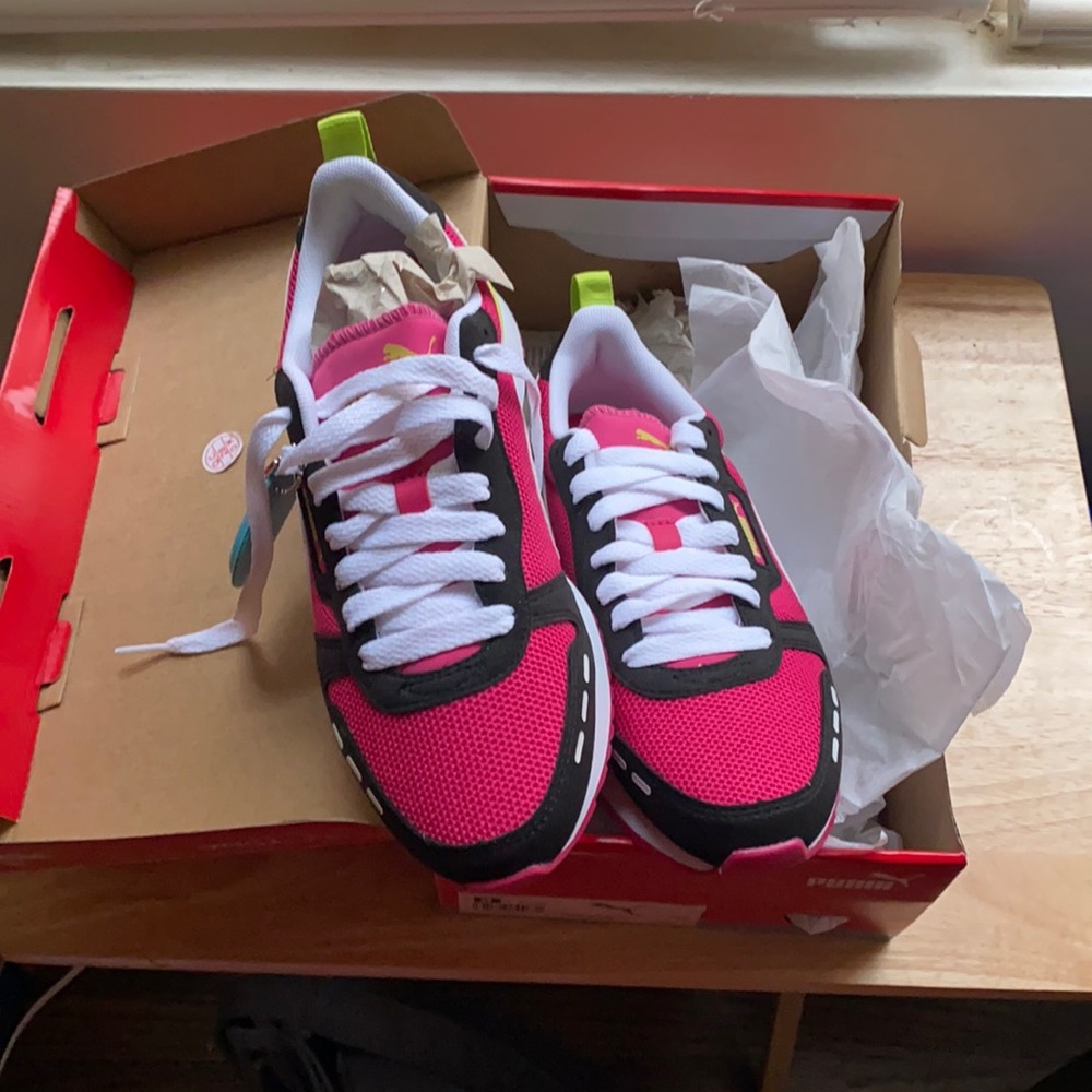 Women size 8 Puma R78